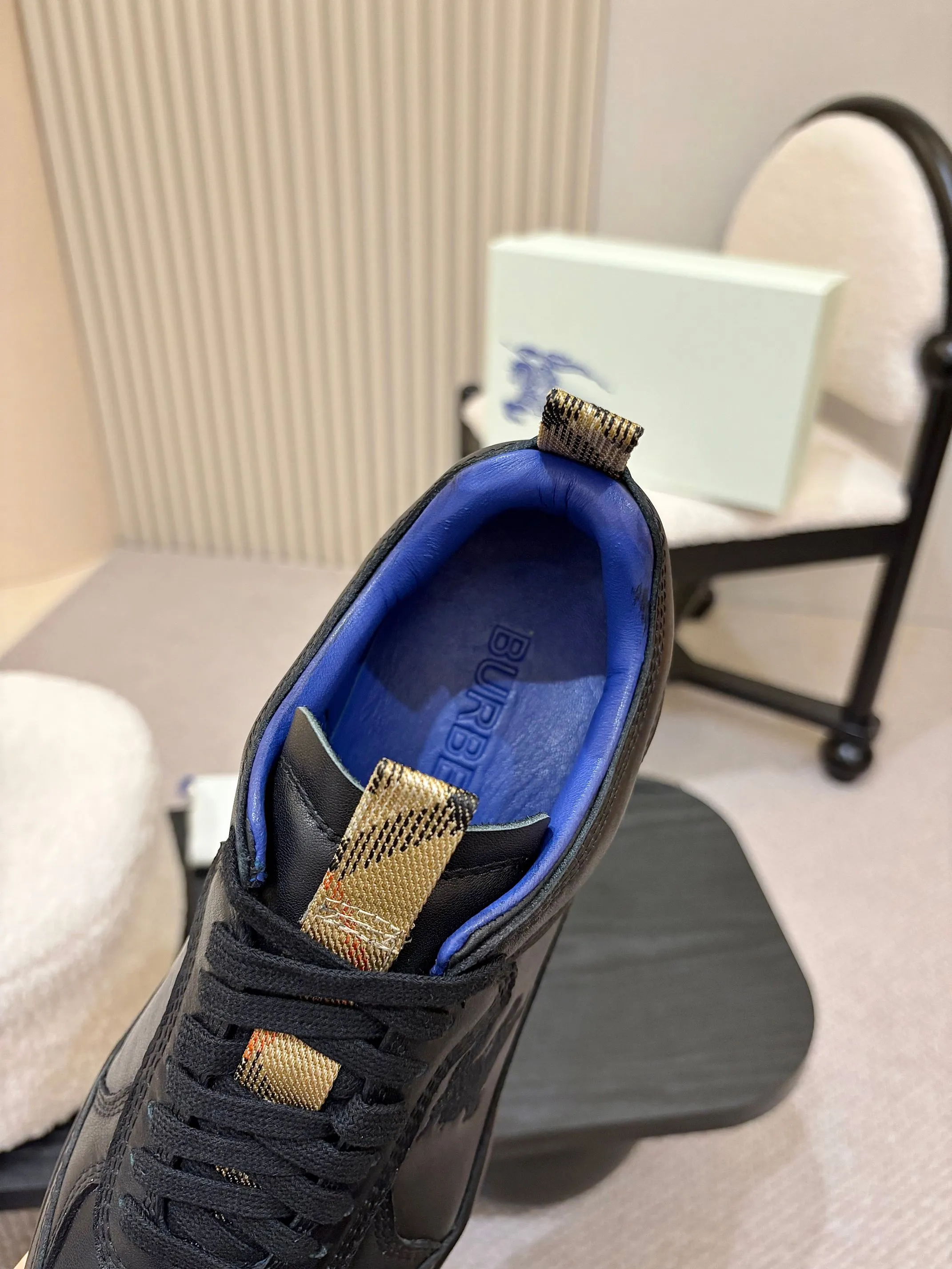 Men's shoes 💰640 Burberry's popular casual sneakers, debuted at the brand's 2025 summer fashion show. Made of refined Italian leather with tonal topstitching details, it's inspired by sporty design. Paired with lightweight soles and Burberry checkered shoe tabs, embellished with embroidery of the brand's Equestrian Knight logo (EKD) ✅Fabric: frosted/grained cowhide ✅Lining: sheepskin ✅Outsole: ultra-light rubber sole ✅Color: black/white/apricot available ✅Size: Men's 39-46 (45, 46 customized)